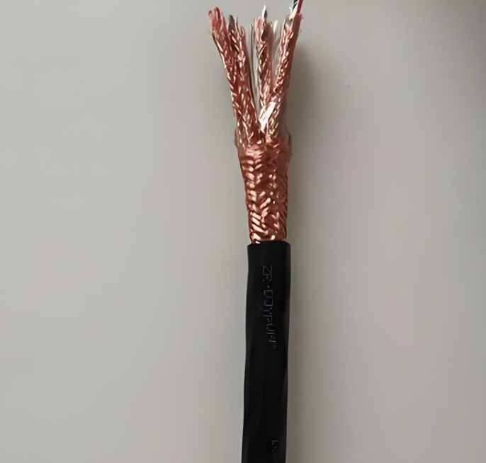 電纜作為電力傳輸?shù)难}，其性能直接影響到整個(gè)系統(tǒng)的可靠性.jpg